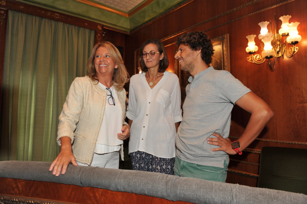 Los dos concejales de Podemos, 'Kata' Núñez y Victoria Mendiola junto a la nueva alcaldesa de Marbella, Ángeles Muñoz, el 29 de agosto de 2017, cuando tomó posesión. FOTO/ MARBELLA CONFIDENCIAL
