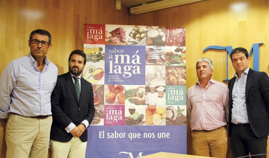El diputado de Desarrollo Económico y Productivo, Jacobo Florido (segundo izqda) junto al alcalde de Coín, Fernando Fernández (primero izqda) este miércoles durante la presentación. FOTO/ EP