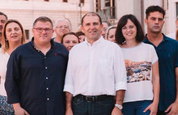 <strong>El candidato a la Secretaría General del PSOE de Málaga, Rafael Fuentes junto a parte de su candidato</strong>