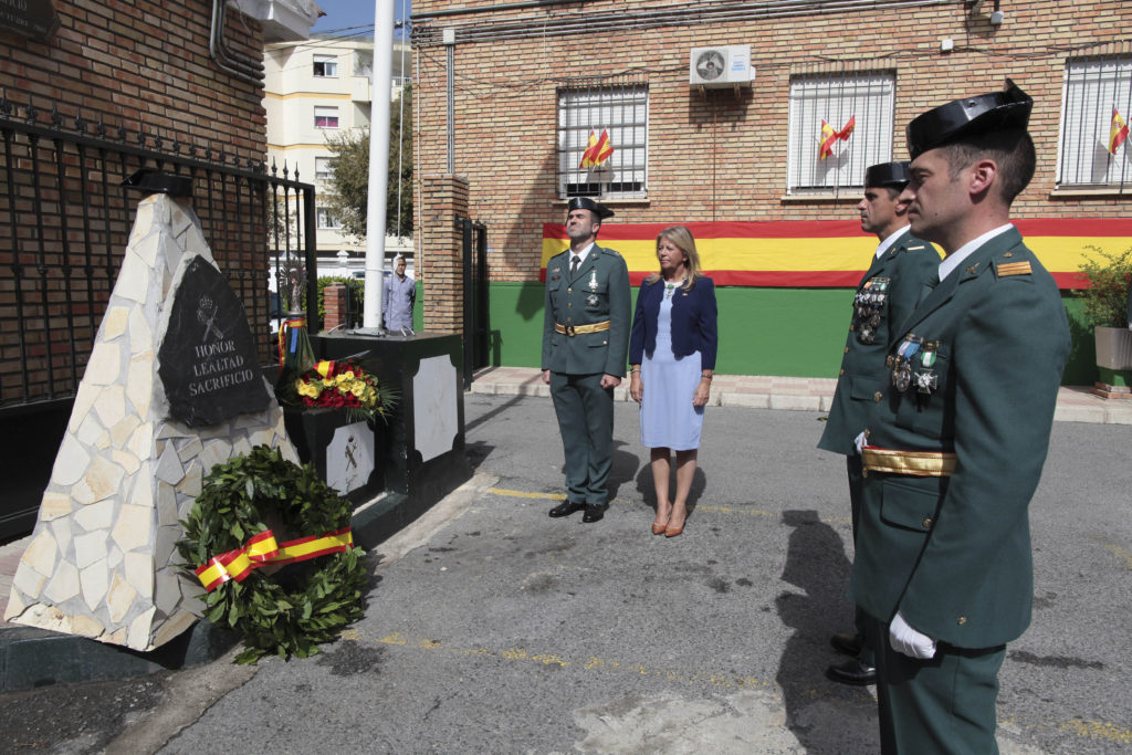 La alcaldesa de Marbella, Ángeles Muñoz, preside la ofrenda floral junto al capitán de la Guardia Civil, Francisco Javier Gómez Fuster, en el acuartelamiento de Leganitos en 2017/ FOTO/ Ayto.