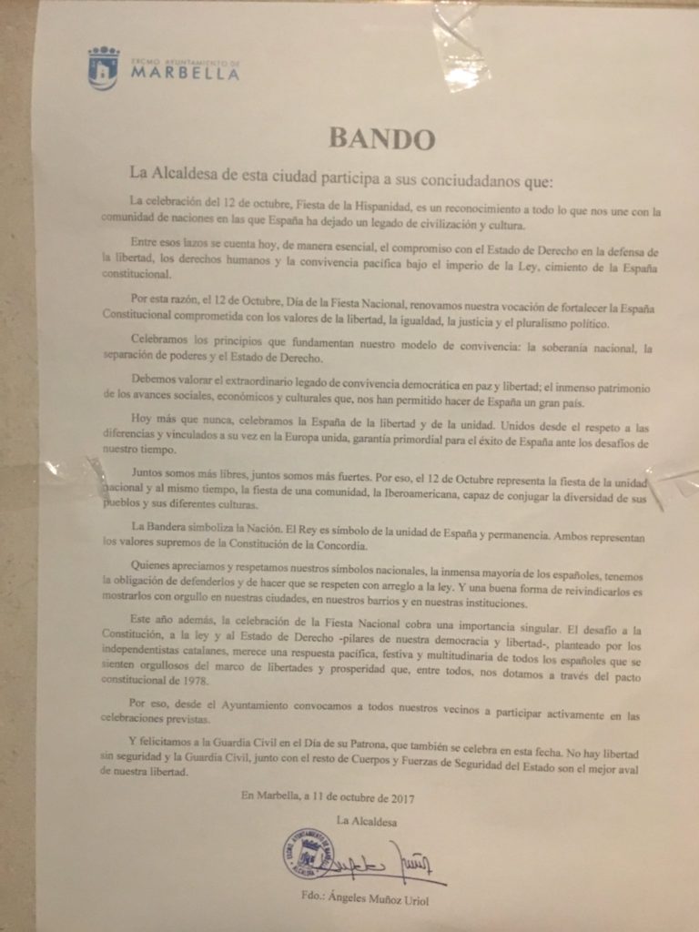 Copia del bando dictado por la alcaldesa de Marbella, Ángeles Muñoz, distribuido por las calles de la ciudad . FOTO/ MARBELLA CONFIDENCIAL