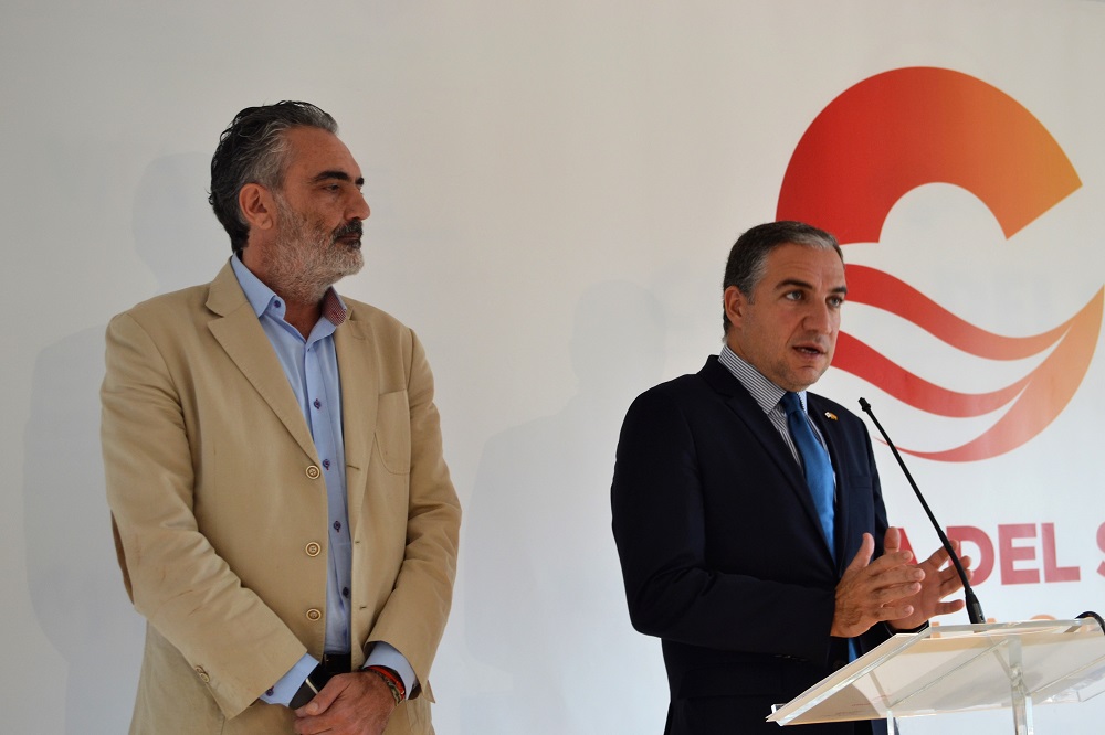 El presidente de la Diputación de Málaga, Elías Bendodo (drcha) junto al presidente de AEHCOS, Luis Callejón, en imagen de archivo. FOTO/ EP