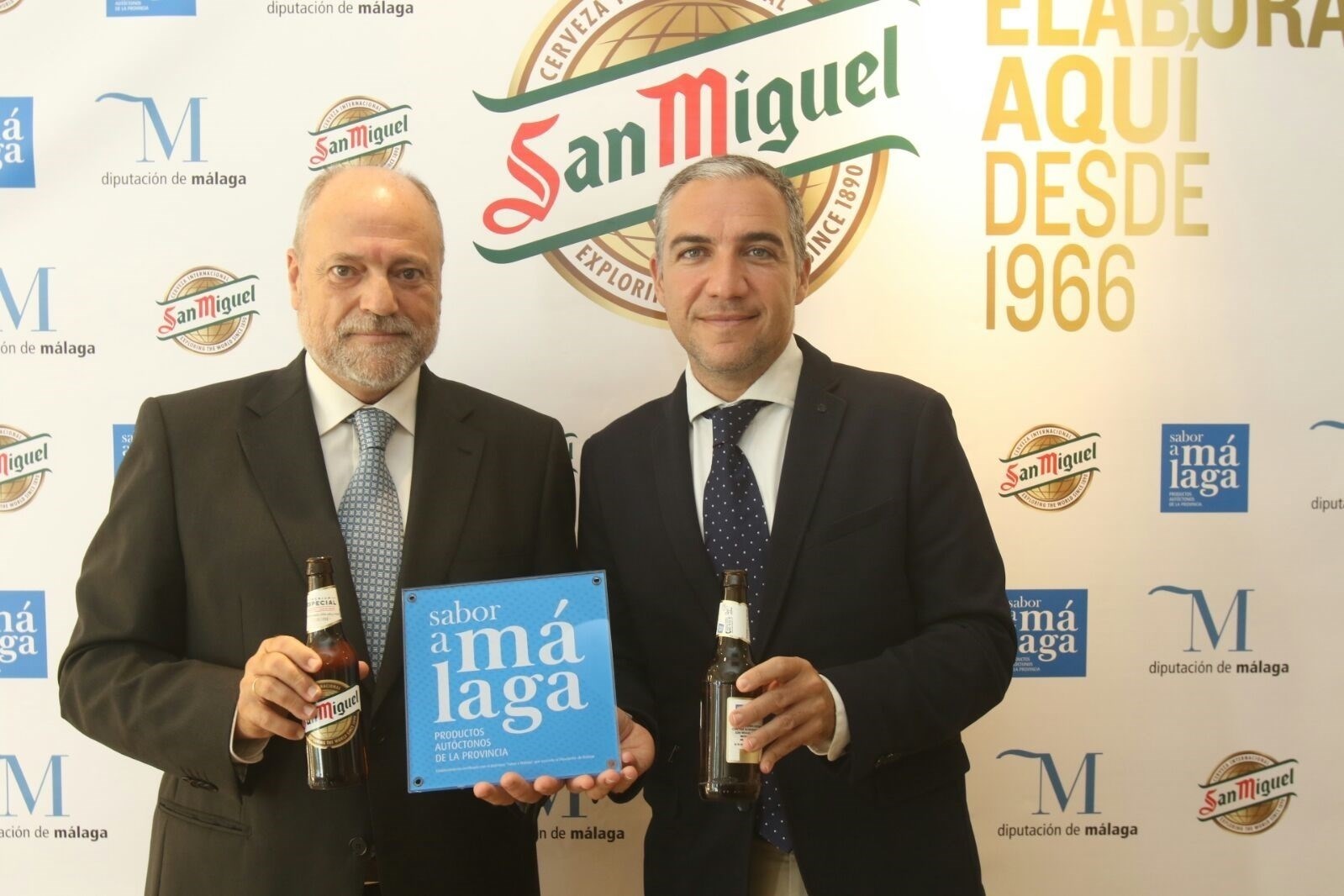 El presidente de la Diputación, Elías Bendodo, junto al director del centro de producción de Mahou San Miguel en Málaga, José Manuel Huesa. FOTO/ EP