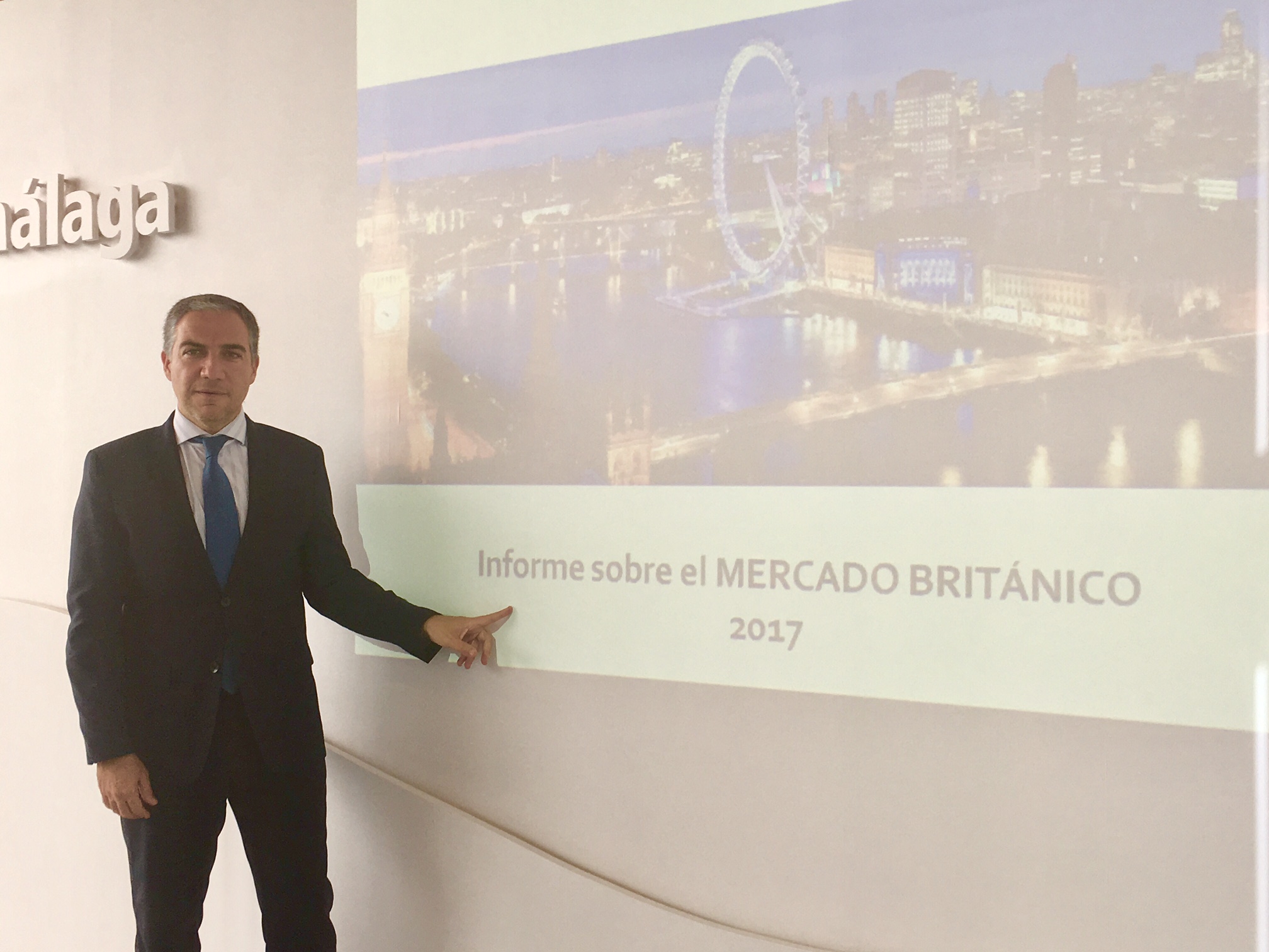 El presidente de la Diputación de Málaga y Turismo Costa del Sol, Elías Bendodo, este viernes durante la presentación del informe sobre el mercado británico 2017 en Málaga. FOTO/ Marbella Confidencial