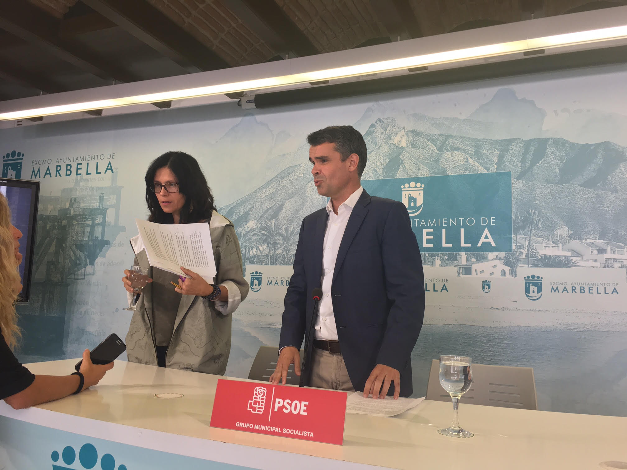 El exalcalde de Marbella José Bernal (PSOE), junto a la exdelegada de Urbanismo de su gobierno, Isabel Pérez, ambos ediles ahora en la oposición. FOTO/ MARBELLA CONFIDENCIAL