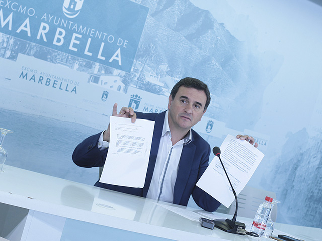 El portavoz del equipo de gobierno bipartito (PP-OSP), Félix Romero, este miércoles en rueda de prensa. FOTO/ MARBELLA CONFIDENCIAL
