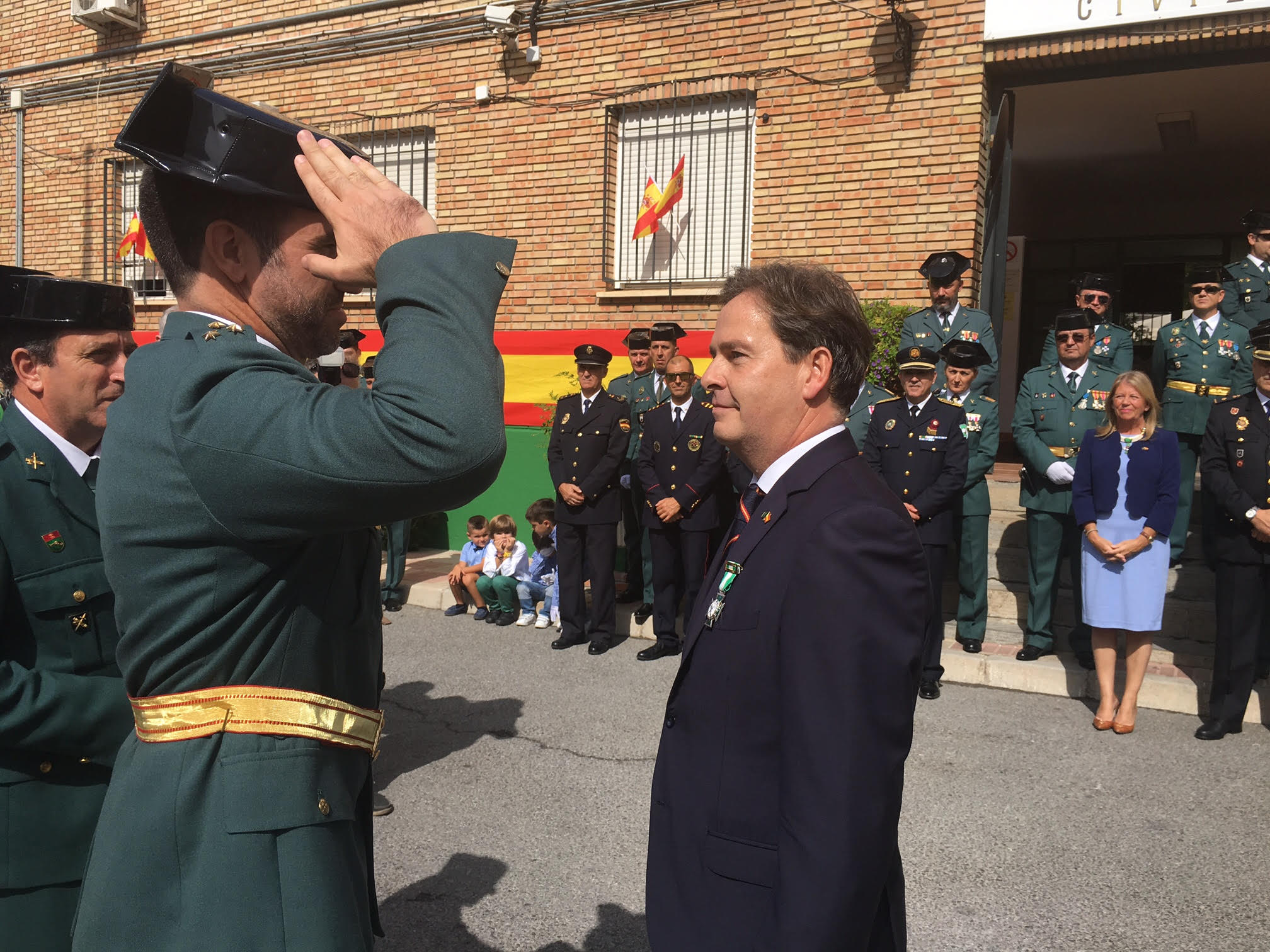 El capitán de la Guardia Civil de Marbella, Francisco Javier Gómez Fuster, saluda al juez Gonzalo Dívar tras condecorarle en presencia de la alcaldesa, Ángeles Muñoz y otras autoridades. FOTO/ MARBELLA CONFIDENCIAL