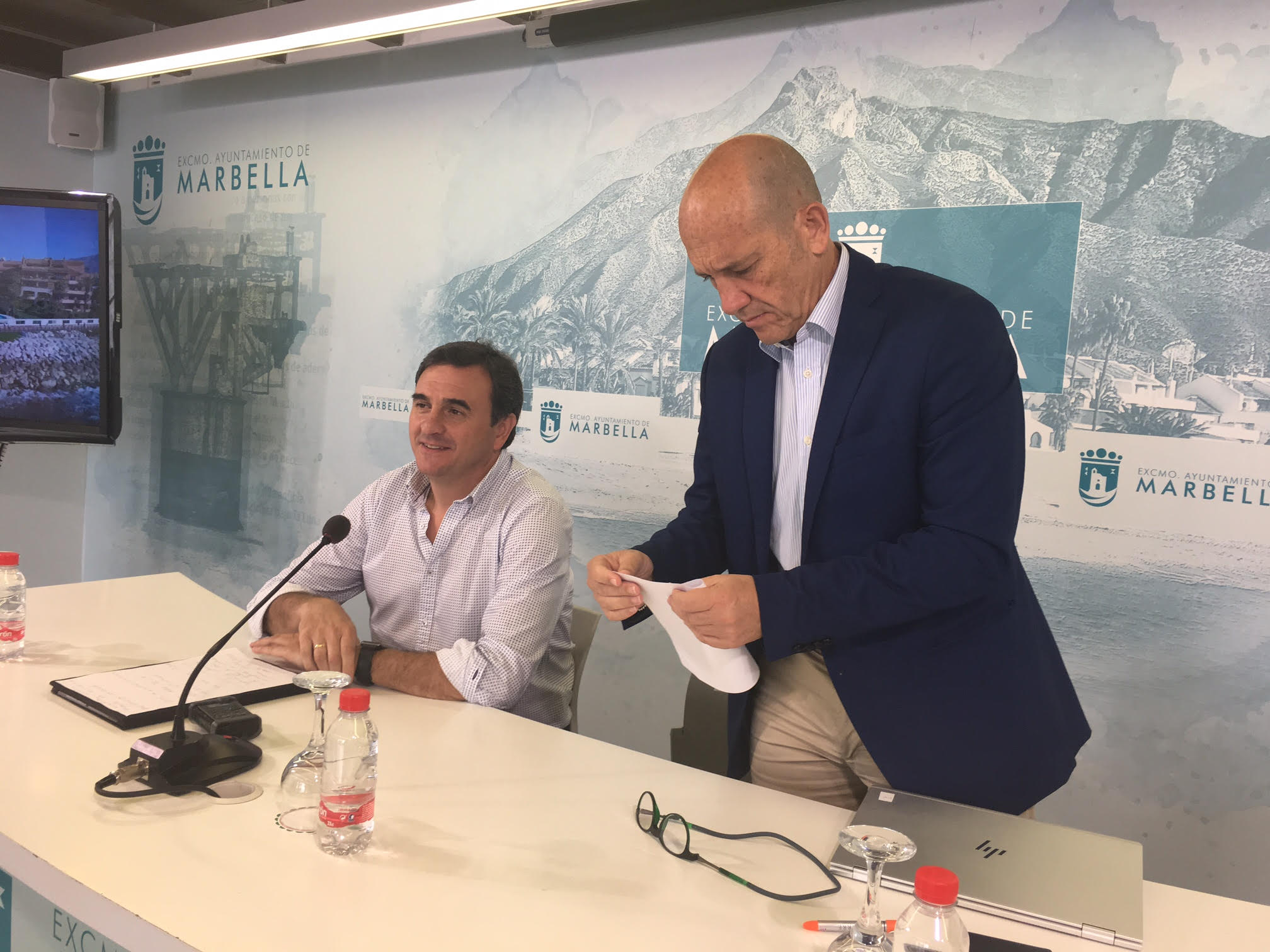 El delegado de Hacienda, Manuel Osorio (OSP), consulta un papel antes de comenzar una rueda de prensa junto al portavoz del PP en el bipartito, Félix Romero, en imagen de archivo. FOTO/ MARBELLA CONFIDENCIAL