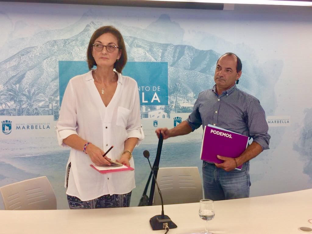 El secretario general de Podemos en Marbella, Lolo González, junto a la edil de la formación morada, Victoria Mendiola, este miércoles en rueda de prensa. FOTO/ MARBELLA CONFIDENCIAL