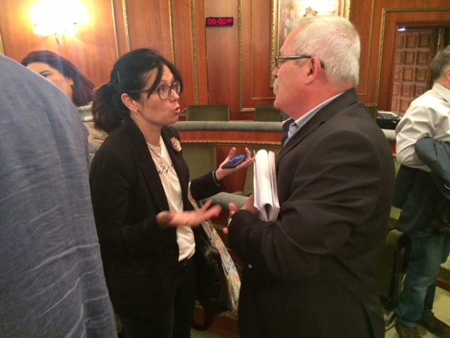 La exdelegada de Urbanismo, la socialista Isabel Pérez, dialoga con Piña antes del inicio del Pleno. FOTO// M.C