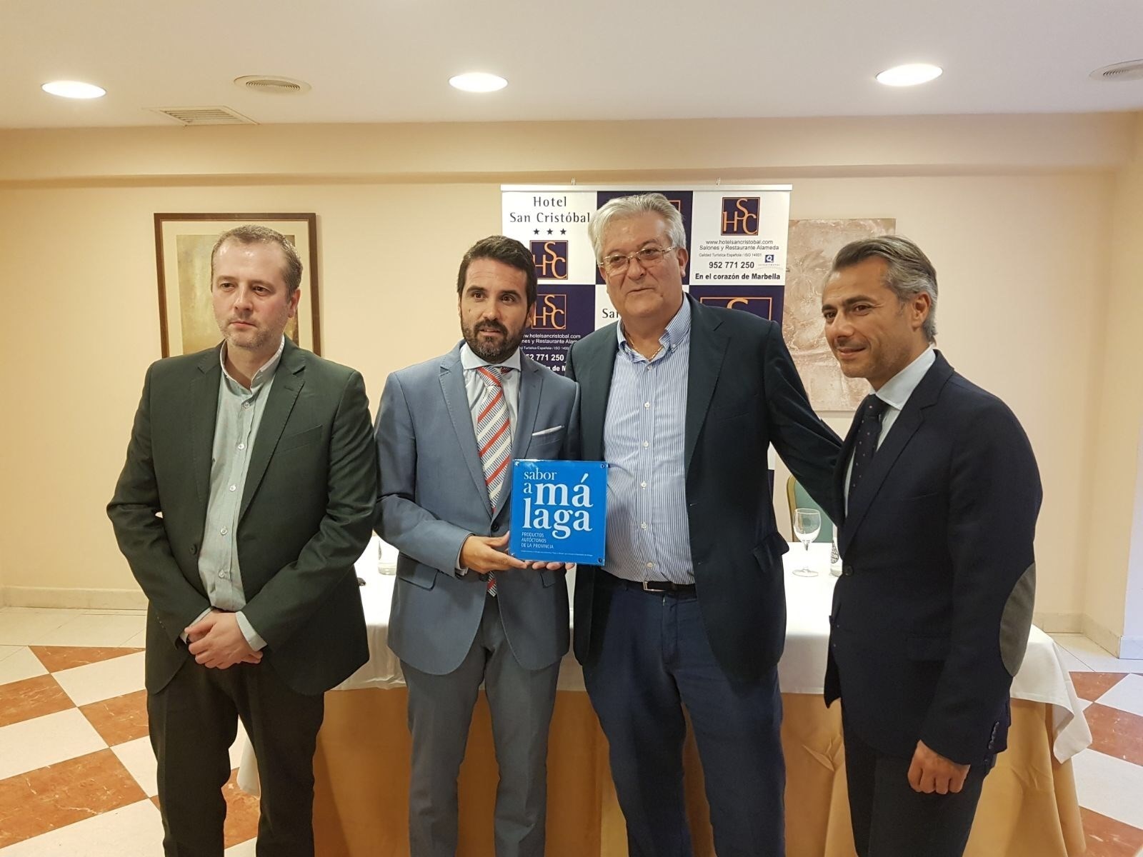 Imagen de la entrega del sello de Sabor a Málaga por parte del diputado provincial Jacobo Florido a Cristóbal Parra, propietario del hotel San Cristóbal, y el edil del PP José Eduardo Díaz (primero drcha). FOTO/ EP