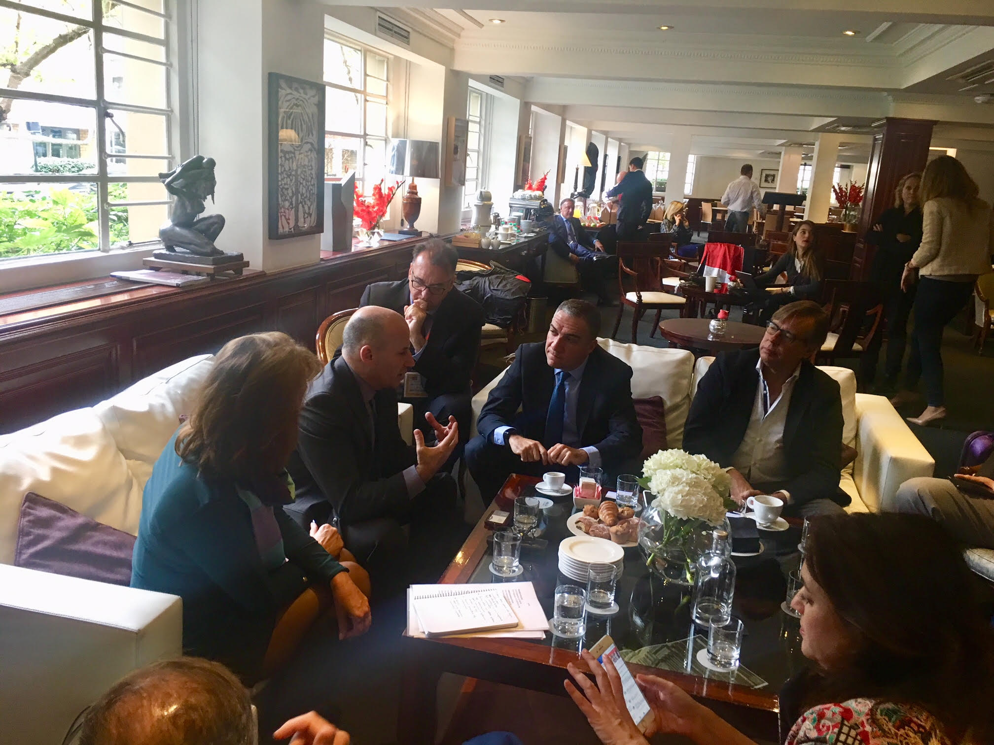El presidente de Turismo Costa del Sol, Elías Bendodo, junto al gerente, Arturo Bernal, y el presidente de la patronal hotelera de la Costa del Sol, José Carlos Escribano, durante la reunión que han mantenido este martes con representantes de la ABTA (Asociación Británica de de Agencias de Viajes (ABTA) y a la que también han asistido algunos alcaldes y la presidenta de la Mancomunidad Occidental, Margarita del Cid, y el consejero delegado de Acosol, Manuel Cardeña. FOTO/ MARBELLA CONFIDENCIAL