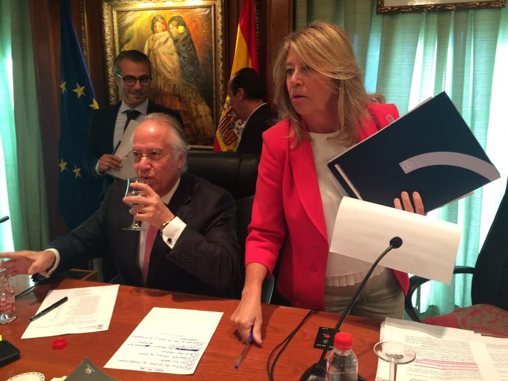 La alcaldesa de Marbella, Ángeles Muñoz (PP), junto al secretario municipal, Antonio Rueda, este viernes al inicio del pleno ordinario donde ha comparecido. FOTO/ MARBELLA CONFIDENCIAL