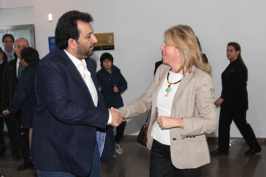 La alcaldesa de Marbella, Ángeles Muñoz, y el jeque Al Thani en septiembre de 2012, cuando la munícipe fue invitada al palco de La Rosaleda por el inversor catarro. FOTO/ Ayto de Marbella