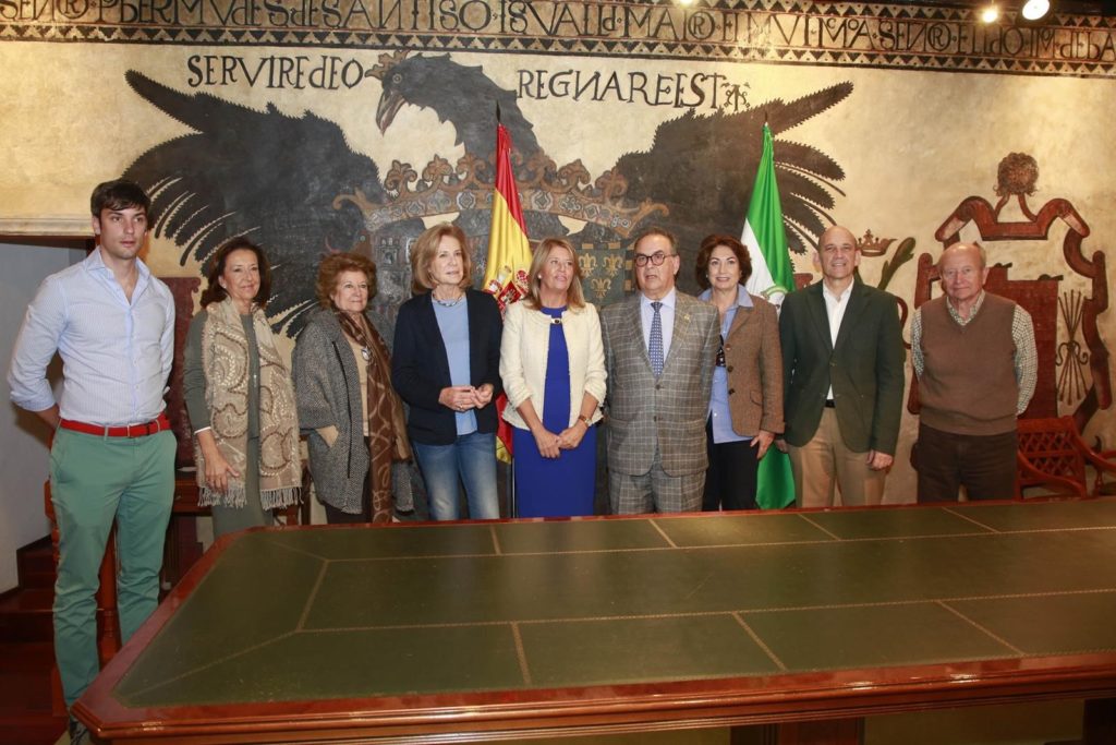 Encuentro de los organizadores del Bazar de Cáritas, con Antonio Belón al frente, con la alcaldesa de Marbella, Ángeles Muñoz, este miércoles en el Ayuntamiento. FOTO/ Ayto