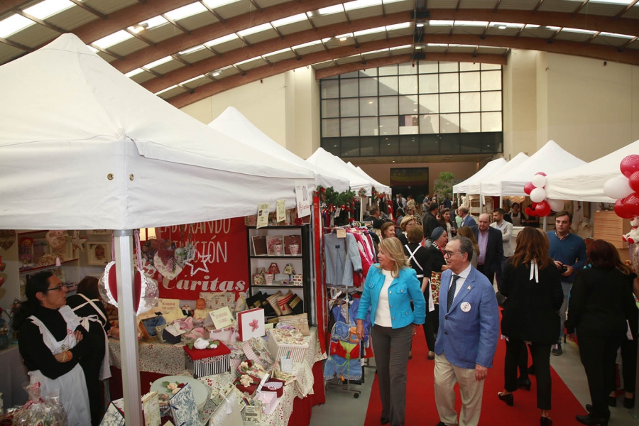 Imagen de la inauguración del bazar de Cáritas este jueves, a cargo de la alcaldesa, Ángeles Muñoz, y de Antonio Belón. foto/ marbella.es