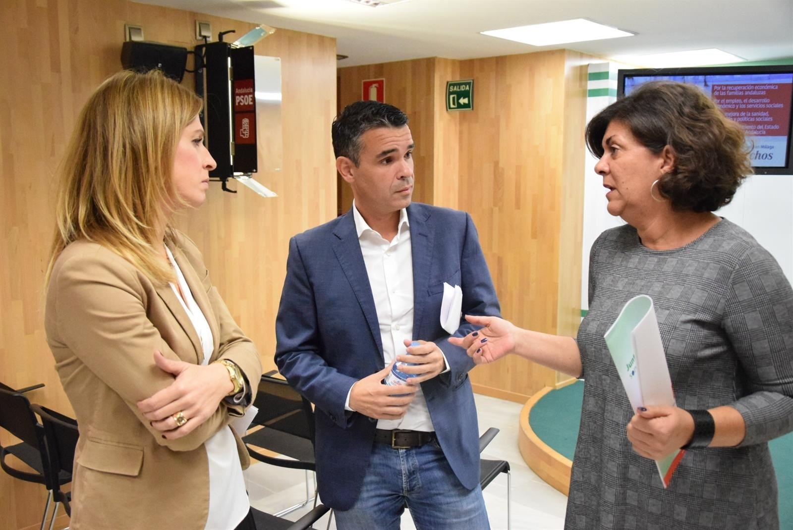 El presidente del PSOE de Málaga, José Bernal, flanqueado por las dos vicesecretarias de la formación, Antonia García (izqda) y Fuensanta Lima, este martes tras la rueda conjunta de los tres dirigentes. FOTO/ EP