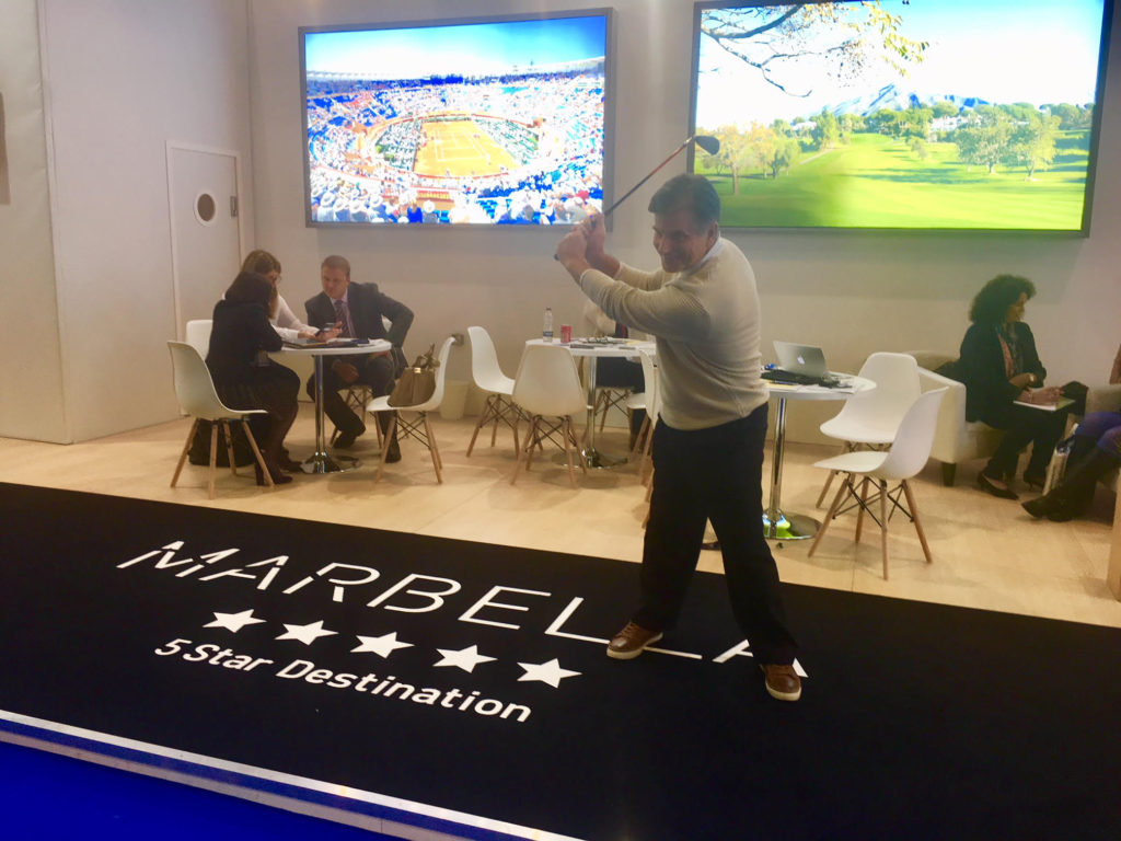El golfista británico Simon Elliot, profesional de la PGA y coach, practicando su swing en el stand de Marbella durante la WTM de Londres 2017. FOTO/ MARBELLA CONFIDENCIAL