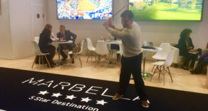 El golfista británico Simon Elliot, profesional de la PGA y coach, practicando su swing en el stand de Marbella durante la WTM de Londres 2017. FOTO/ MARBELLA CONFIDENCIAL