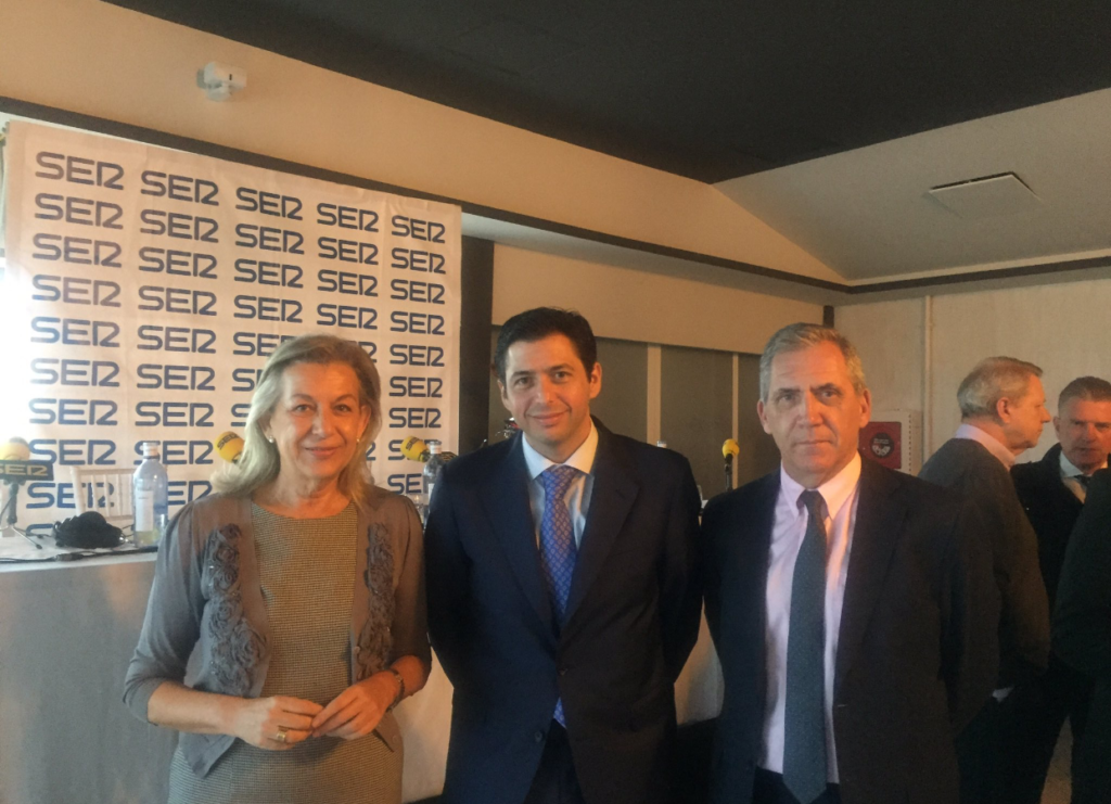 El secretario general de Ordenación del Territorio y Sostenibilidad Urbana de la Junta, Rafael Márquez (centro), flanqueado por la delegada de Urbanismo de Marbella, Kika Caracuel, y el director general de la delegación José María Morente, arquitecto, en imagen de archivo.