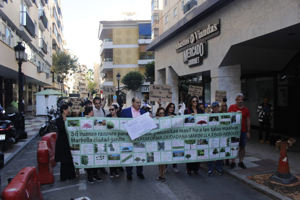 Concentración de la plataforma Marbella por sus árboles este miércoles en la calle Alonso de Bazán. FOTO/ Marbella por sus árboles