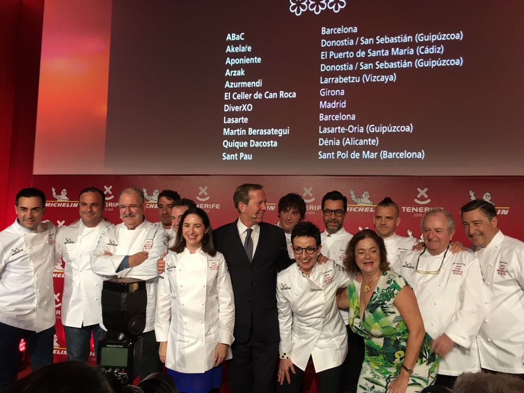 Imagen de uno de los momentos de la gala celebrada este miércoles en Tenerife, cuando los restaurantes tres estrellas han posado en una foto de familia. FOTO/ Twitter Guía Michelin