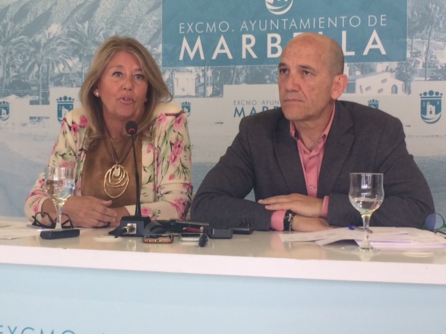 Muñoz y el concejal de Hacienda, Manuel Osorio, durante la presentación de los presupuestos. FOTO// M.C