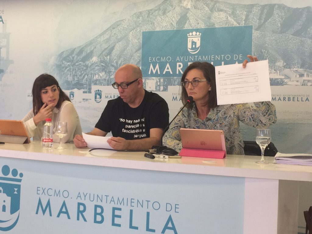 La concejal de Podemos, Victoria Mendiola, junto a otros miembros de la formación, enseña los presupuestos de 2018 durante su comparecencia de hoy. FOTO// M.C