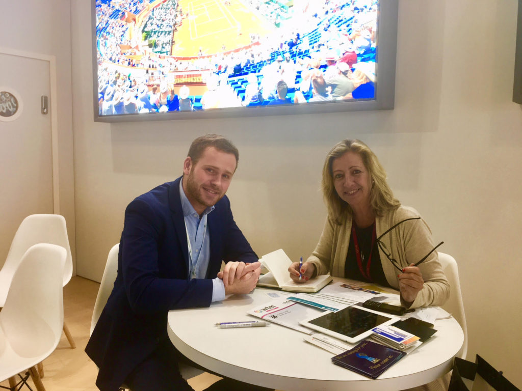 Imagen de la reunión mantenida este martes en el stand de Marbella entre Otti Díaz Ambrona, responsable técnica de la delegación de Turismo y Matthew Woods, manager comercial de la Federación Internacional de Tenis. FOTO/ MARBELLA CONFIDENCIAL