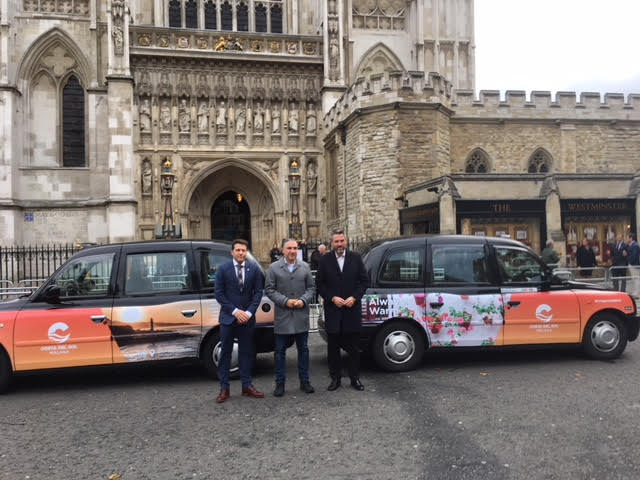 El presidente de Turismo Costa del Sol y de la Diputación de Málaga, Elías Bendodo (centro), flanqueado por el alcalde de Torrox, Óscar Medina (izqda) y el alcalde de Mijas, Juan Carlos Maldonado, este miércoles frente la Abadía de Westminster, durante la acción promocional de taxis con publicidad de la Costa del Sol. FOTO/ MARBELLA CONFIDENCIAL