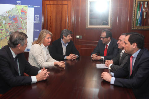 Imagen de la reunión celebrada en 2011 entre la alcaldesa de Marbella, Ángeles Muñoz; el director general de Urbanismo, Juan Carlos Fernández Rañada; el concejal de Urbanismo, Pablo Moro, y representantes de la UTE compuesta por empresarios locales, entre los que puede verse a José Carlos Martín y Francisco Gómez, acompañados del abogado Antonio Caracuel. FOTO/ marbella.es