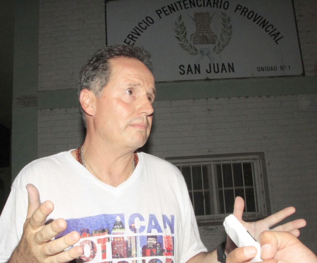 Carlos Fernández, exconcejal del GIL y del PA en Marbella, el 23 de diciembre de 2017, a su salida de prisión bajo fianza en Argentina. FOTO/ Diario de Cuyo