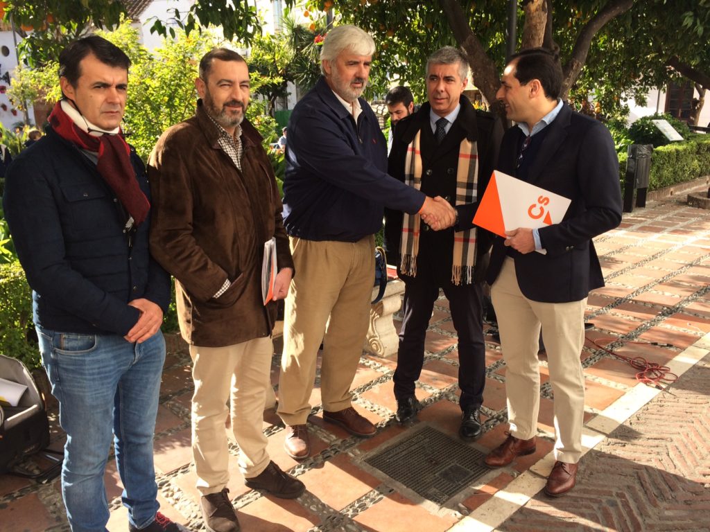 Agustín Rivas, segundo por la izquierda, junto a otros miembros de la Junta Directiva Local de Ciudadanos Marbella, entre ellos el coordinador, Francisco Gómez Palma (carpeta en mano) en imagen de archivo. FOTO/ M.C.