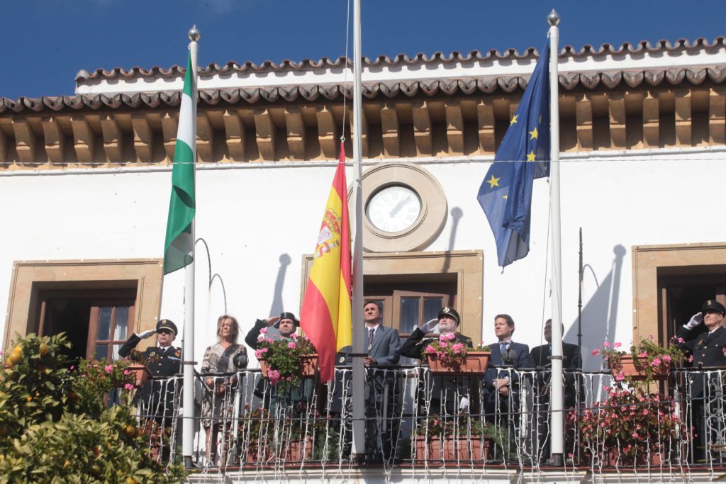 Concejales de la Corporación municopal, izan las banderas de España, Andalucía y Europa en el balcón del Ayuntamiento. FOTO// Ayto. Marbella