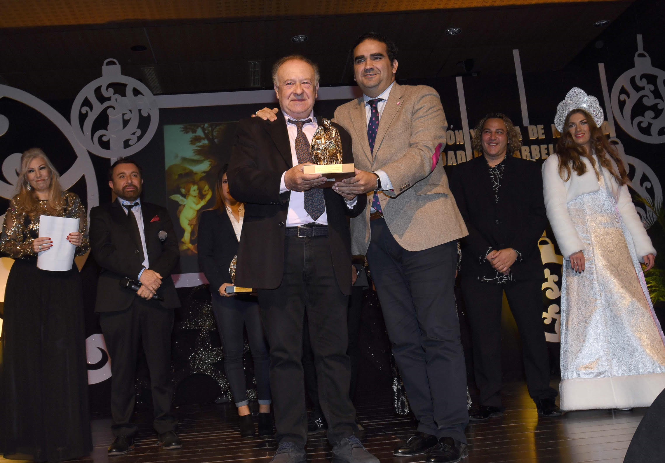 El fotógrafo del diario SUR Andrés Lanza, junto al consejero delegado de Acosol, Manuel Cardeña, al recoger su premio en la gala de Navidad de la COPE. FOTO/ MARBELLA CONFIDENCIAL
