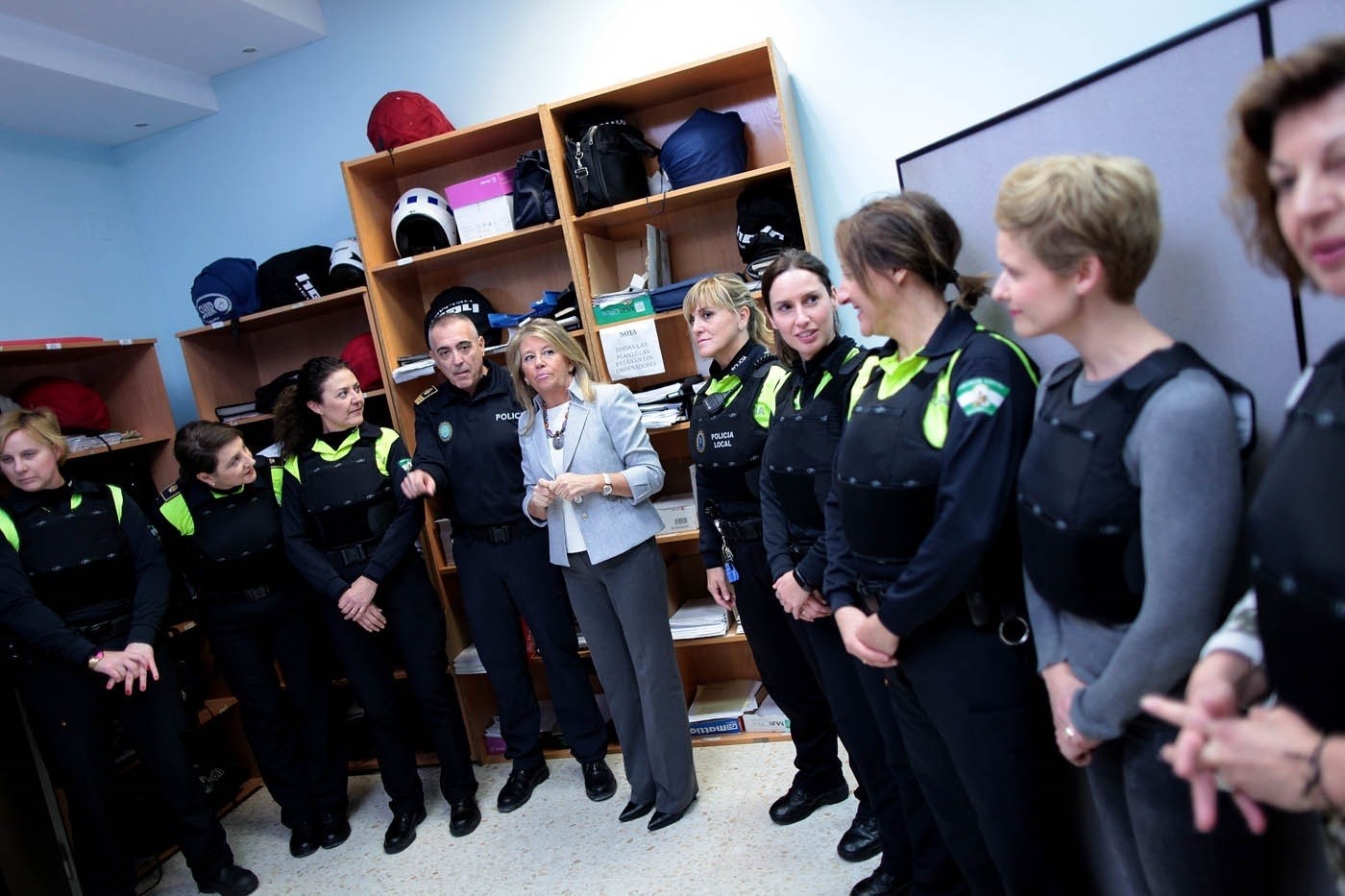 La alcaldesa de Marbella, Ángeles Muñoz, este viernes con el jefe de la Policía Local, Francisco Javier Martín, y varias agentes del Cuerpo. FOTO/ Ayto.