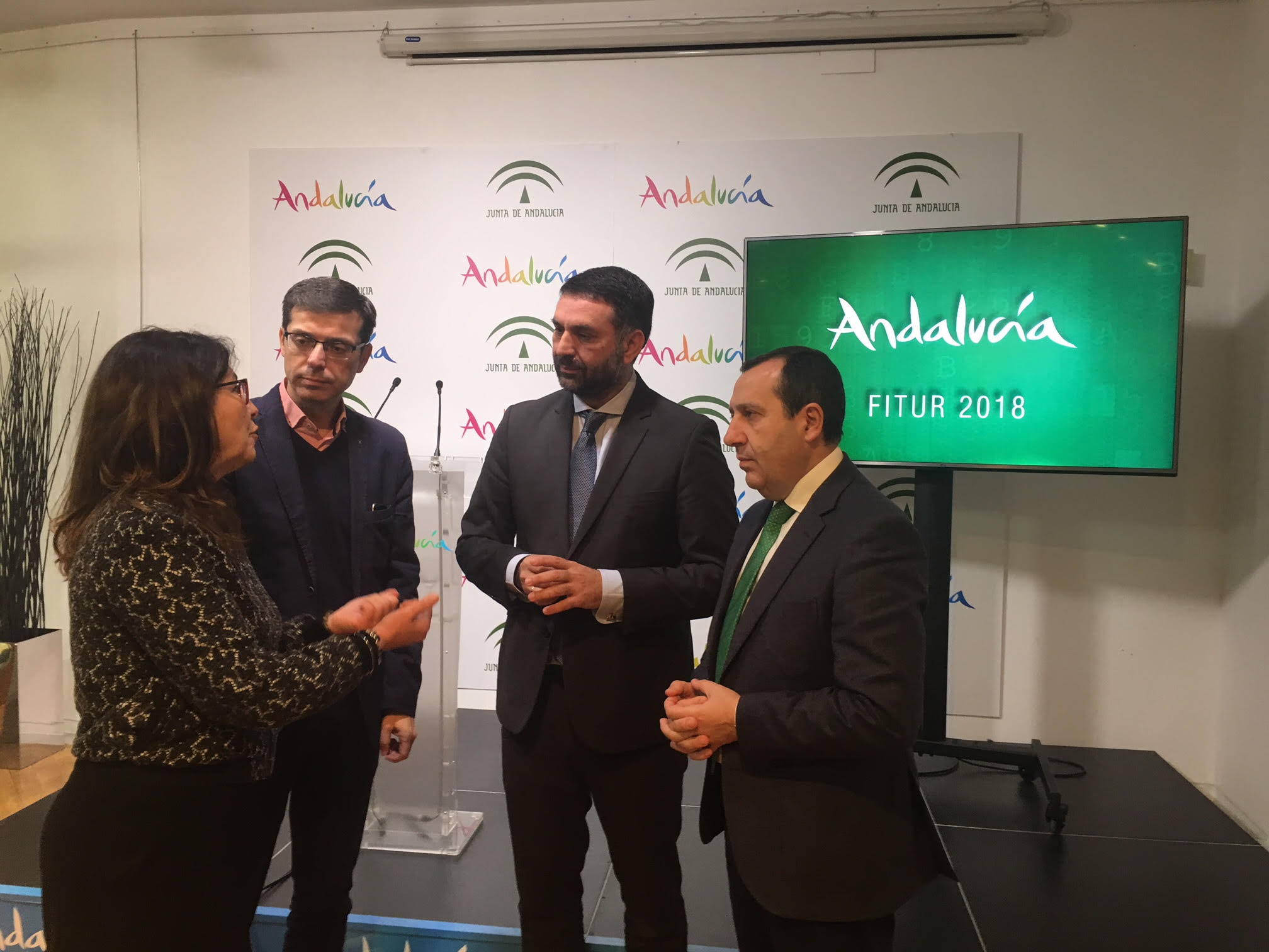 El consejero de Turismo y Deporte de la Junta, Javier Fernández (centro) junto al consejero delegado de Turismo Andaluz, Cristóbal Fernández (segundo izqda); el delegado de la Junta en Málaga, José Luis Ruiz Espejo y la delegada provincial de Turismo, Monsalud Bautista, este viernes durante la presentación Fitur 2018 en Málaga. FOTO/ MARBELLA CONFIDENCIAL