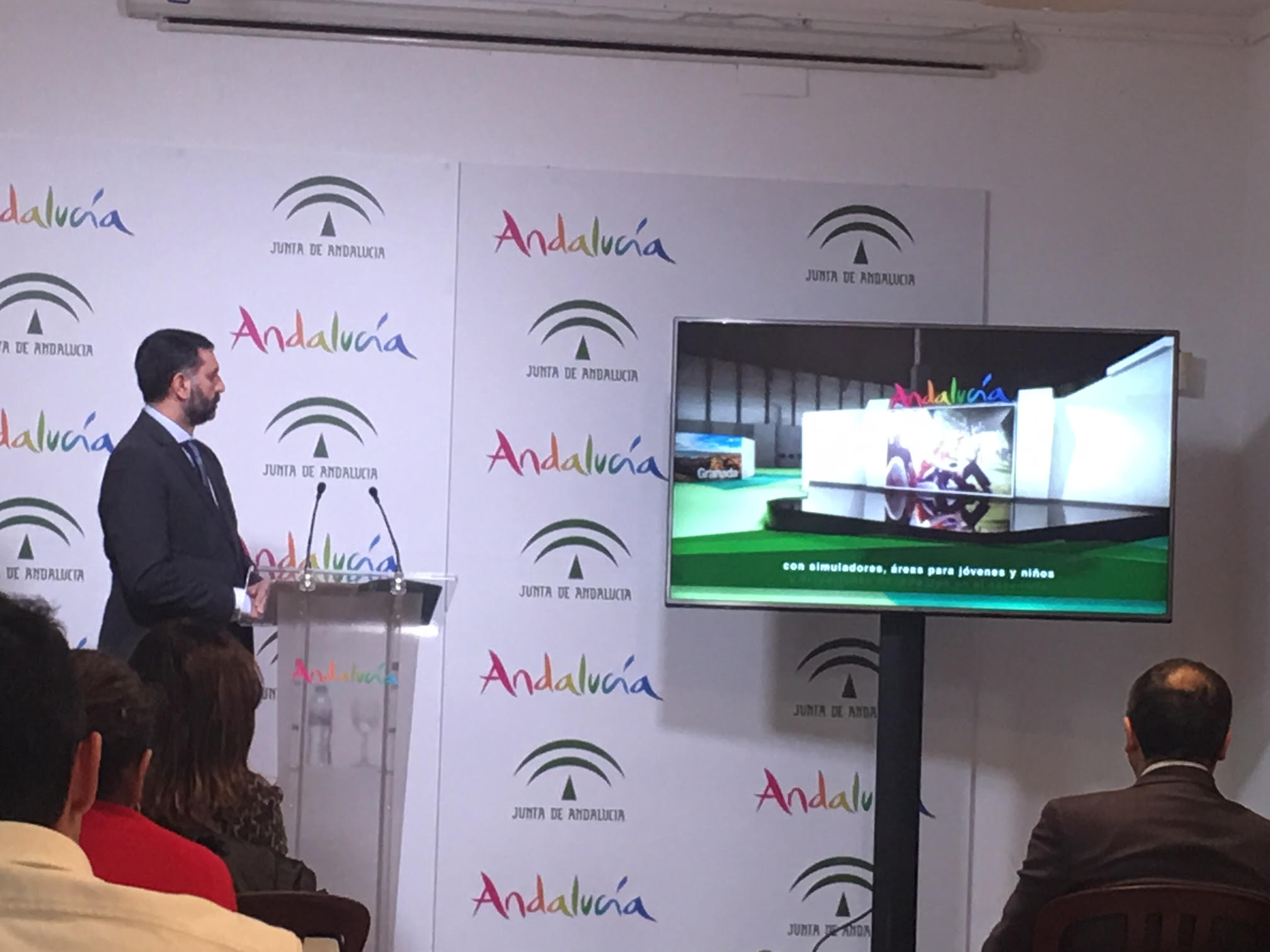 El consejero de Turismo y Deporte de la Junta, Javier Fernández, durante la presentación del vídeo promocional de Fitur 2018. FOTO/ MARBELLA CONFIDENCIAL