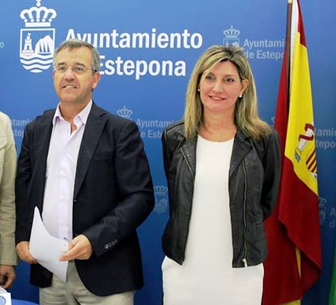 El alcalde de Estepona, José María García Urbano, junto a la concejala de Urbanismo y mano derecha, tanto en el Ayuntamiento como en negocios inmobiliarios privados, Ana Velasco, en imagen de archivo