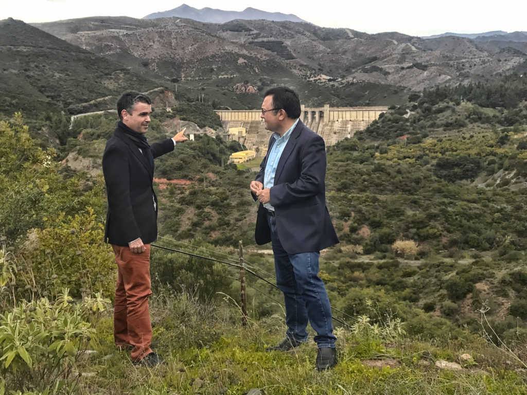 El diputado Miguel Ángel Heredia y el presidente del PSOE de Málaga, José Bernal, en el pantano de La Concepción. FOTO// PSOE.