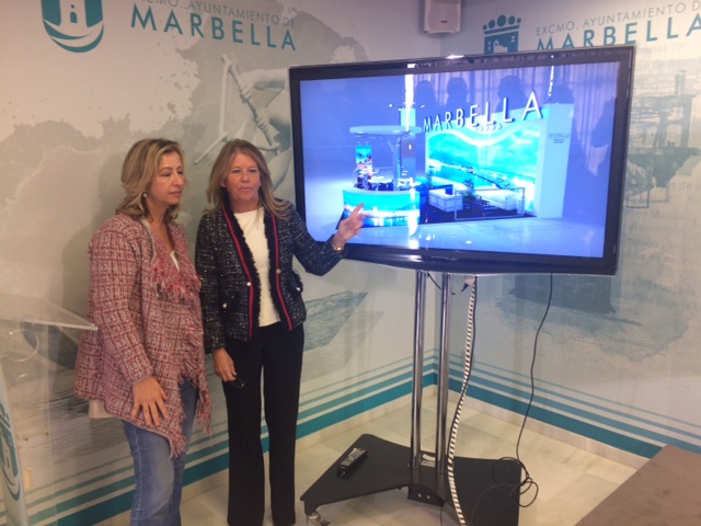 La alcaldesa, Ángeles Muñoz, y una técnico de Turismo muestran el expositor de Marbella en Fitur. FOTO// M.C
