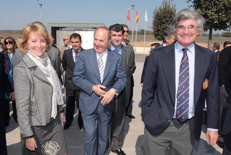 El empresario Joaquín Molpeceres (centro) en una imagen de archivo junto a la expresidenta de la Comunidad de Madrid Esperanza Aguirre y el marido de ésta, Fernando Ramírez de Haro. FOTO/ Comunidad de Madrid