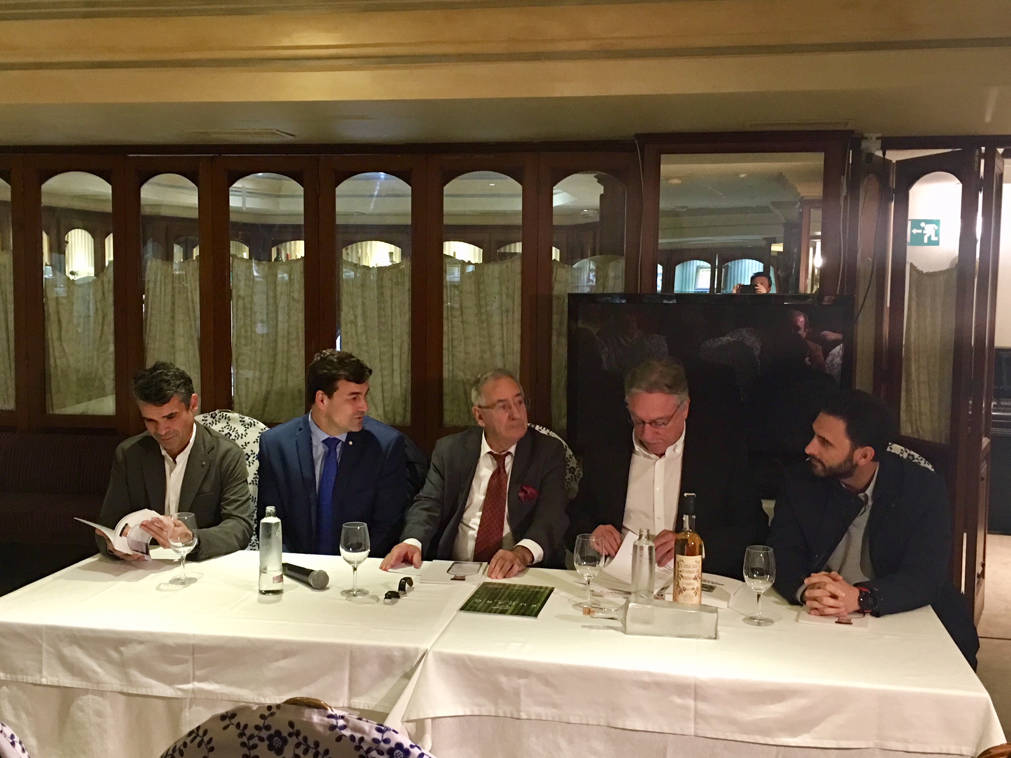 De izqda a drcha el portavoz del PSOE de Marbella, José Bernal; el concejal del PP Cristóbal Garre; el autor del libro, Serafín Quero; el editor Andrés García Baena y el alcalde de Ojén, José Antonio Gómez. FOTO/ MARBELLA CONFIDENCIAL