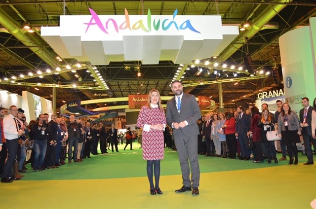 La presidenta de Andalucía, Susana Díaz, junto al consejero de Turismo, Javier Fernández, este miércoles al inaugurar el pabellón de la Comunidad autónoma. FOTO/ Junta
