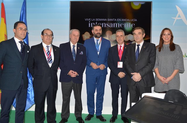 Imagen de la presentación de la campaña este viernes en Fitur 2018, con el consejero de Turismo, Javier Fernández, en el centro. FOTO/ Junta-EP