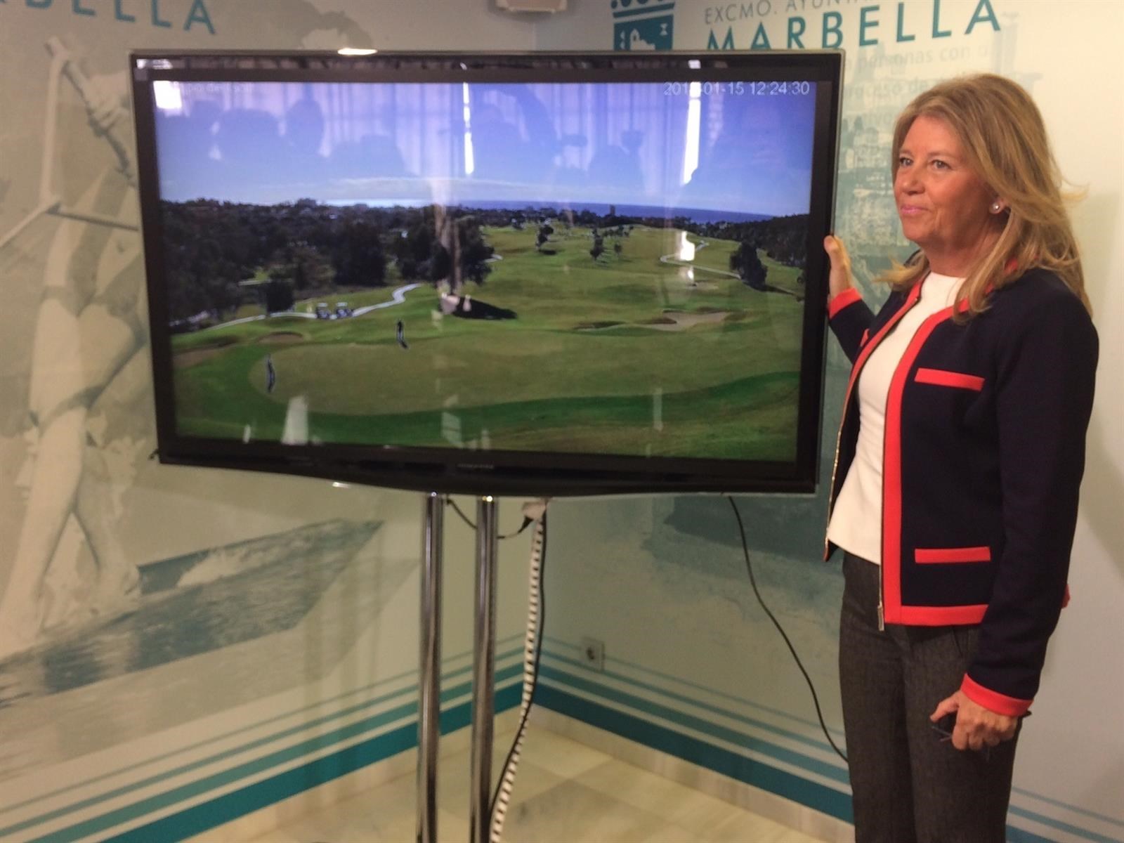La alcaldesa de Marbella, Ángeles Muñoz, muestra las cámaras web este lunes en rueda de prensa. FOTO/ EP