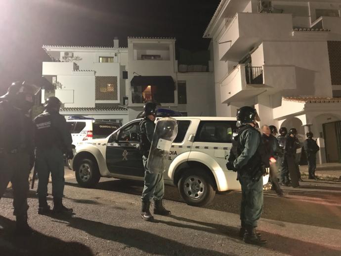 Efectivos de la Guardia Civil desplazados hasta Coín este jueves para sofocar la batalla campal entre clanes de etnia gitana. FOTO/ La Opinión de Málaga