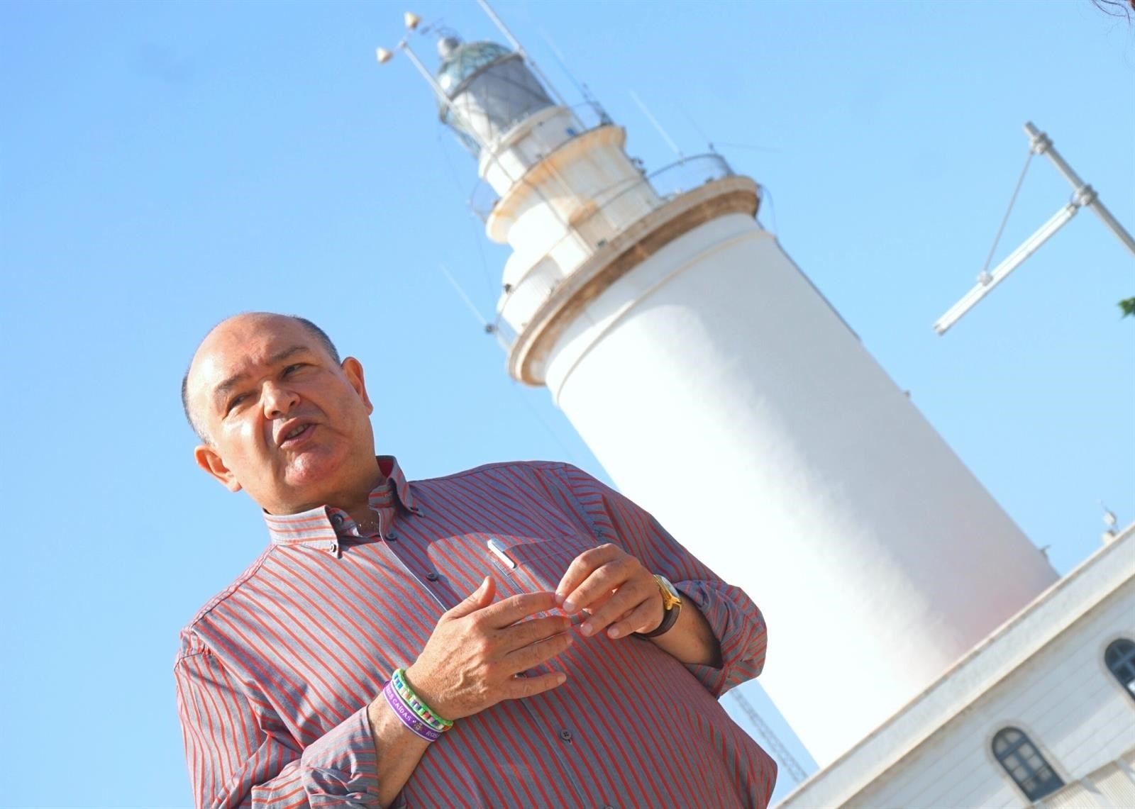 El profesor y exparlamentario andaluz del PP Antonio Garrido, fallecido recientemente, en una imagen junto al faro del Puerto de Málaga. FOTO/ EP