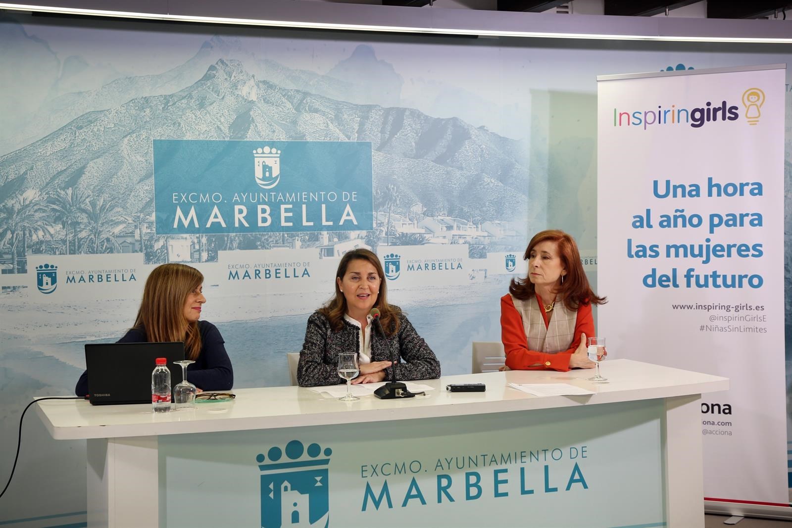 La delegada de Igualdad del Ayto de Marbella, Isabel Cintado (centro) este jueves en rueda de prensa, al presentar la iniciativa. FOTO/ EP