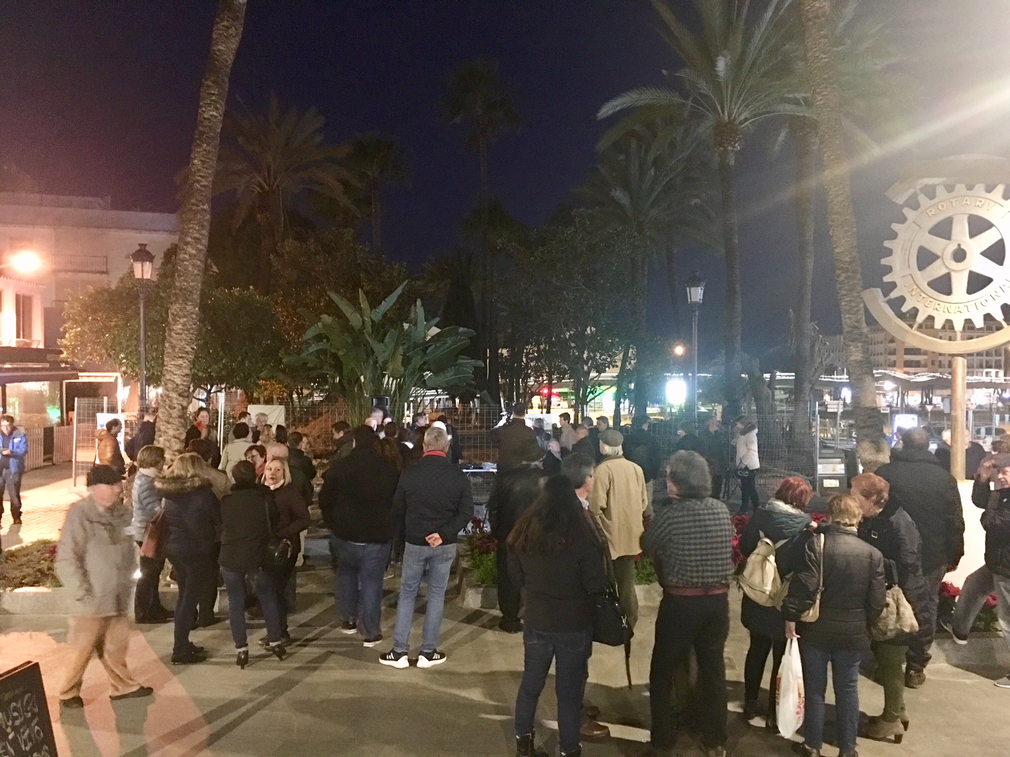 Imagen de la concentración de protesta celebrada este jueves en San Pedro Alcántara. FOTO/ MARBELLA CONFIDENCIAL